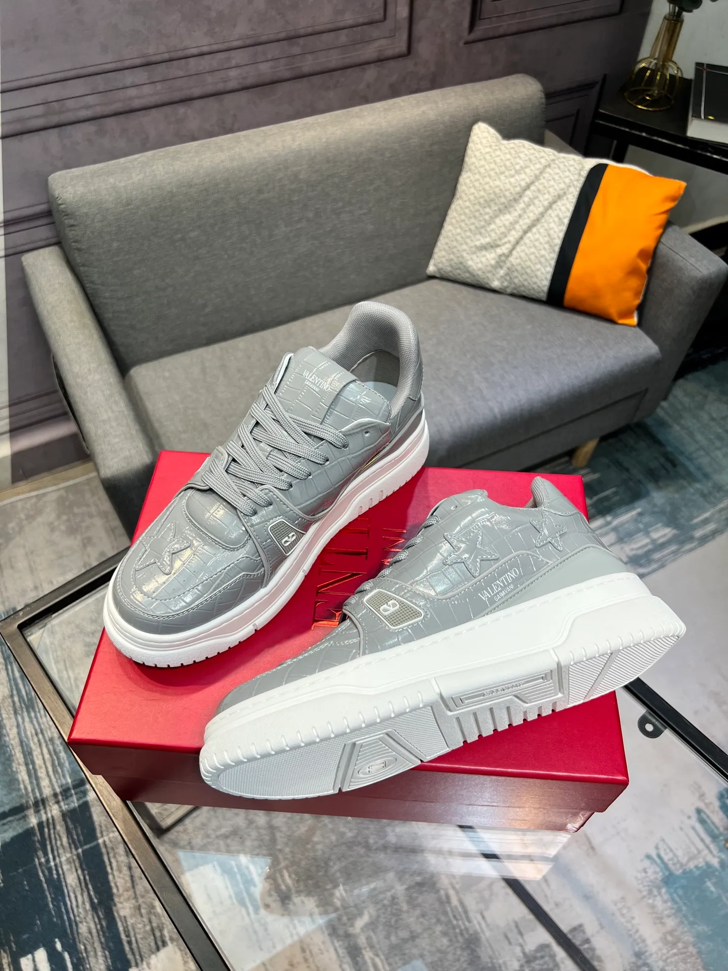 Men's Men's Shoes 💰660 Valentino 2023 early autumn new star shoes are now online! Wang Hedi and Ren Jialun have been worn by many celebrities. Who can refuse the same couple shoes as Wang Hedi! The design of Stars Stab My Heart is cool and spicy. The material of the shoes is cowhide, and every color is beautiful! Size 35-40, men’s size 39-44 (women’s 41, men’s 38, 45🉑️customized)